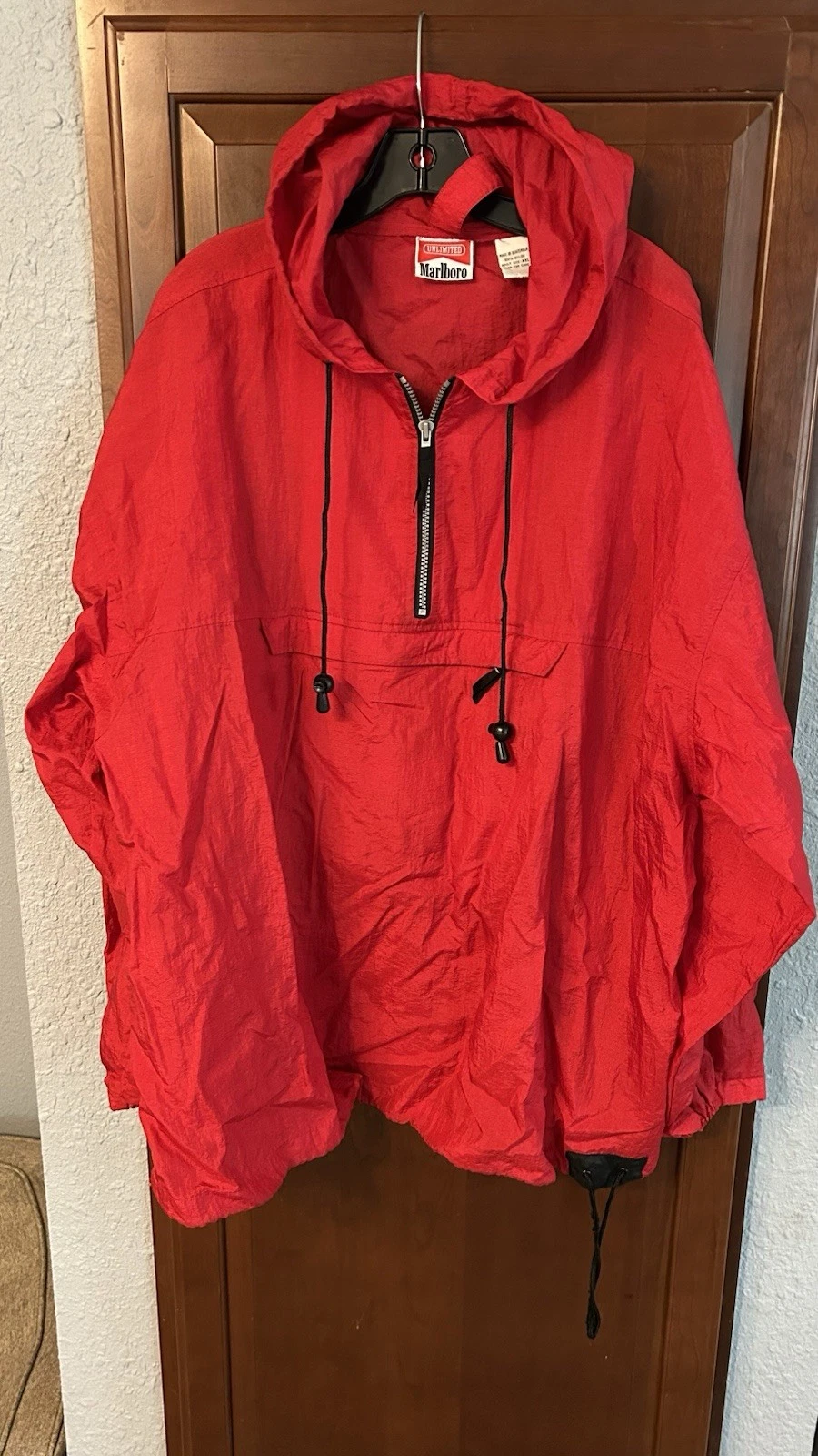 VETEMENTS Giacca a vento vintage Marlboro uomo XXL rossa con cappuccio pieghevole a marsupio