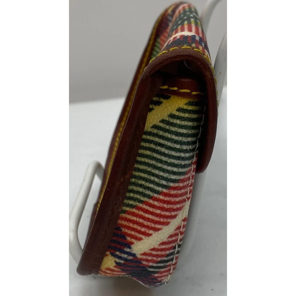 Muñequera Dooney & Bourke tartán a cuadros con solapa Foto 3 de 4