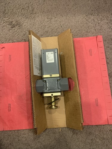 Johnson Controls V46AD-1C Wasserregelventil, 2 Wege, 1 Zoll Neu aus altem Lagerbestand Neu im Karton 70-260 PS