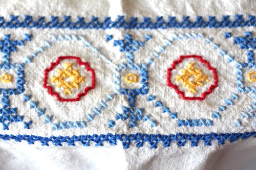 VINTAGE 48"x63" WEISS BAUMWOLLE MEHRFARBIG BLUMEN HANDBESTICKT TISCHDECKE - Bild 9 von 20