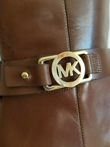 BOTAS DE MONTAR MOCA CON LOGOTIPO MK ICÓNICO DORADO CON ENCANTO Michael KORS US 11 ME ENCANTAN LOS ZAPATOS - Imagen 4 de 7