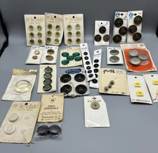 Vintage Button Lot 22 Cards La Petite Le Chic BGE Scoville Covered Buckle Crest