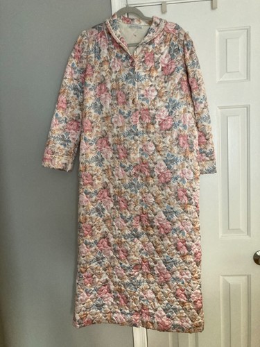 Beautiful Vintange MISS ELAINE Long Floral Quilted