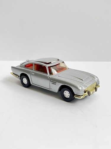 Corgi James Bond 007 Aston Martin Thunderball DB5 - Picture 6 of 9