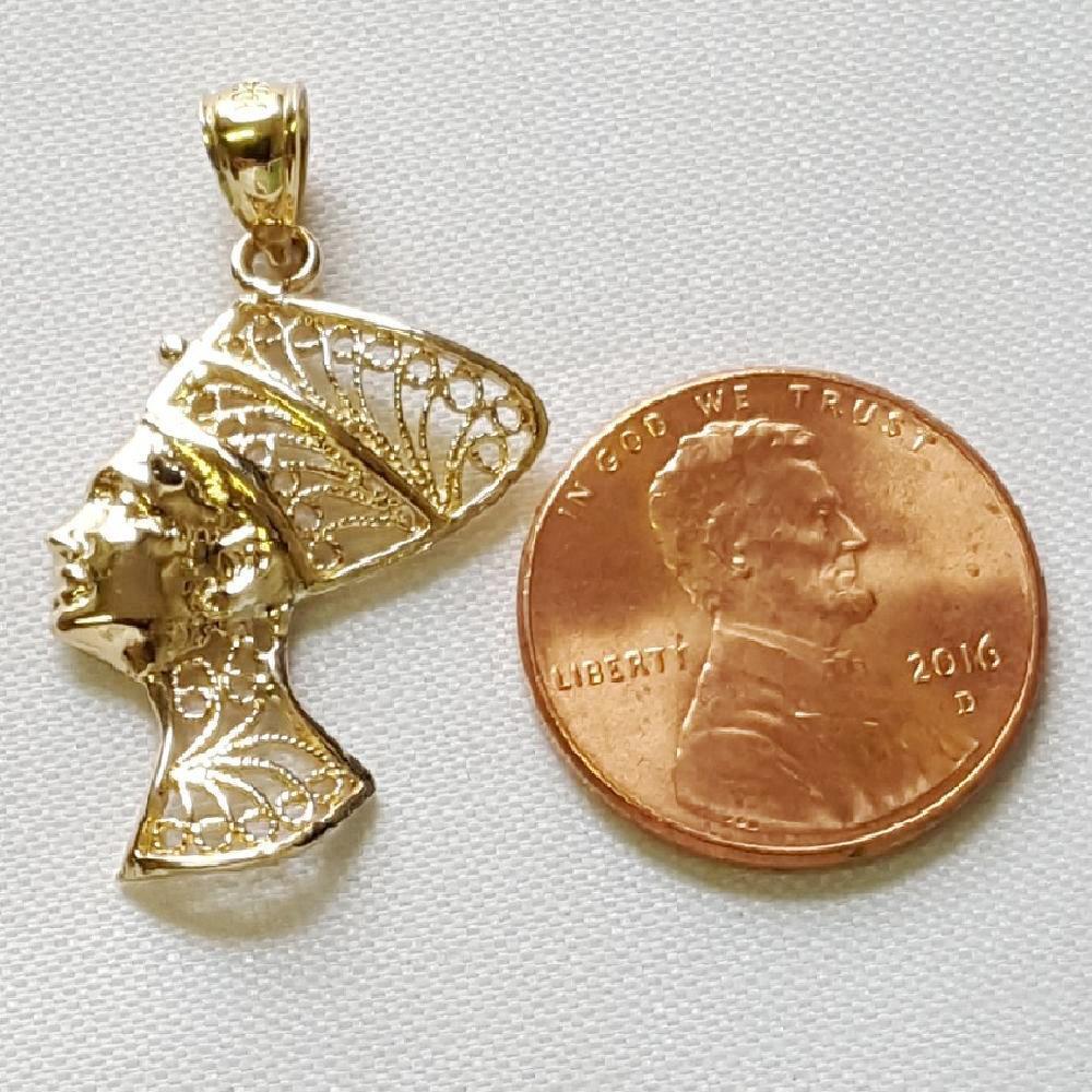 Pendentif charme REINE EGYPTIENNE NEFERTI en or jaune 14 carats fabrique aux Et
