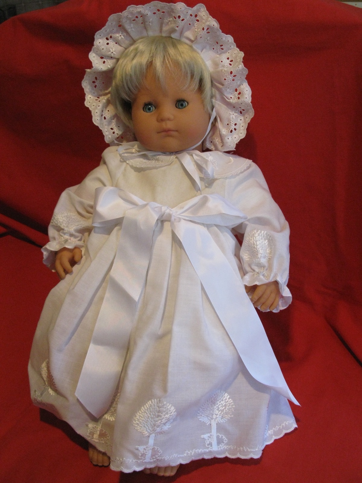 Baby-Puppe von Sonni, 48cm mit Kleid weißem Kleid mit und Haube 3f4705 Baby-Puppe von Sonni, 48cm mit Kleid weißem Kleid mit und Haube 3f4705