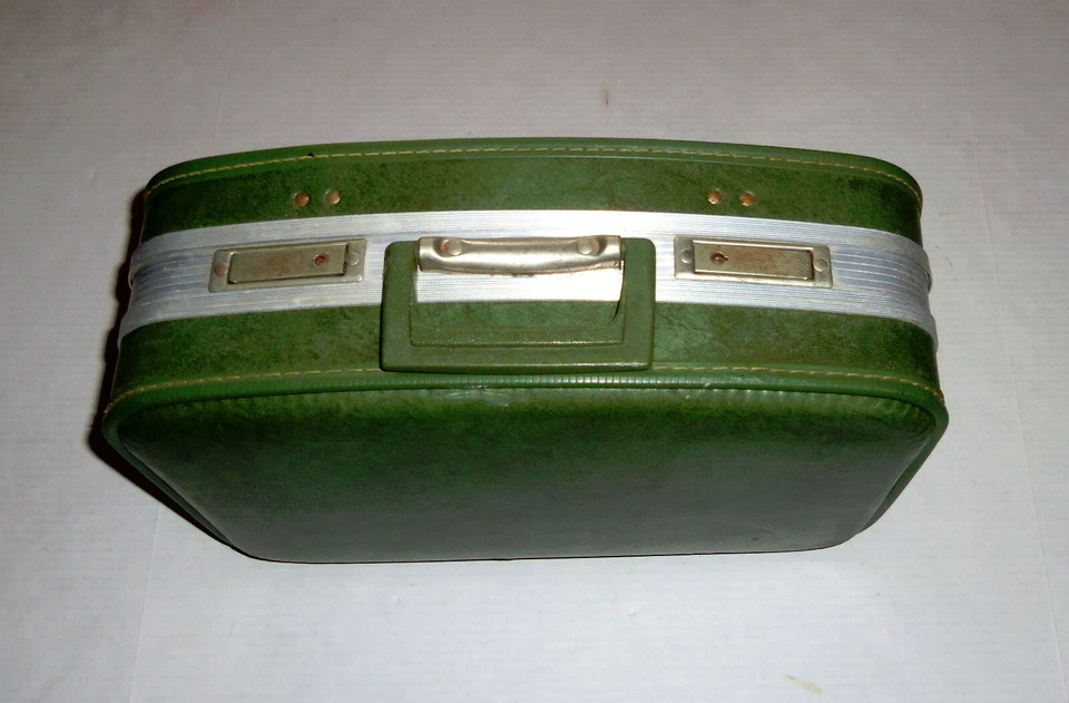 Small Leather Green Traveling Case - Image 2 of 4