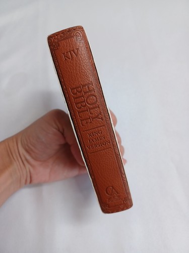 KJV Holy Bible, Mini Pocket Size Faux Leather Red Letter Edition Ribbon Marker - Imagen 4 de 5