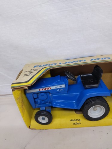 Ertl Ford LGT 145 Rasen- und Gartentraktor Set mit Anhänger 1/12 - Bild 2 von 5