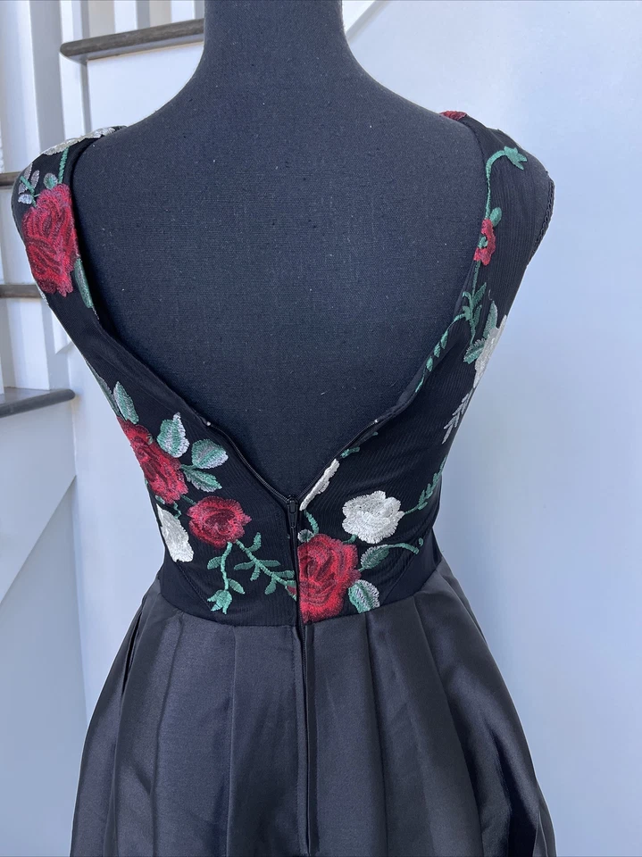 Vestido negro bordado Foto 2 de 4