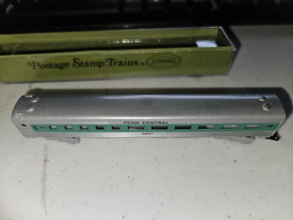 N GUAGE, PENN CENTRAL STREAMLINED PASSENGER CAR (0143), SOLD AS PICTURED - Image 3 of 4