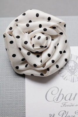 Schneeweiße Knopfloch-Seidenrose mit schwarzen Punkten von Charvet in Paris, NEU