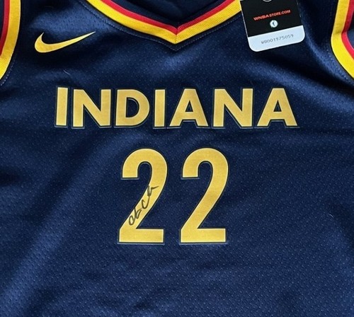 NUOVA MAGLIA CAITLIN CLARK AUTOGRAFATA INDIANA FEVER ROOKIE 2024 PSA DNA COA - Foto 2 di 8