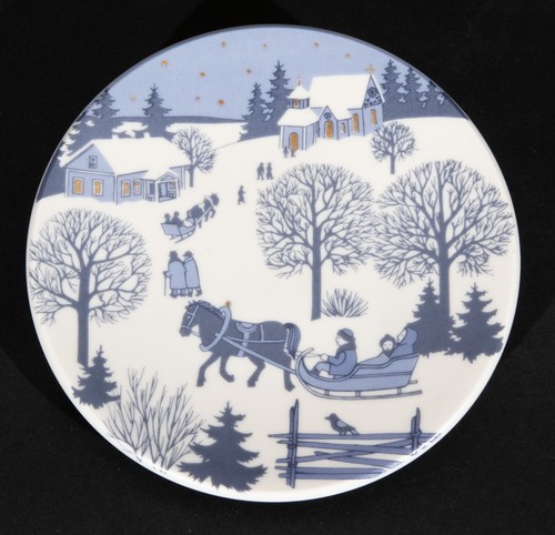 (4) Arabia Finland Mini Winter Landscape Plates Design: R Uosikkinen Gold Detail - Picture 6 of 10