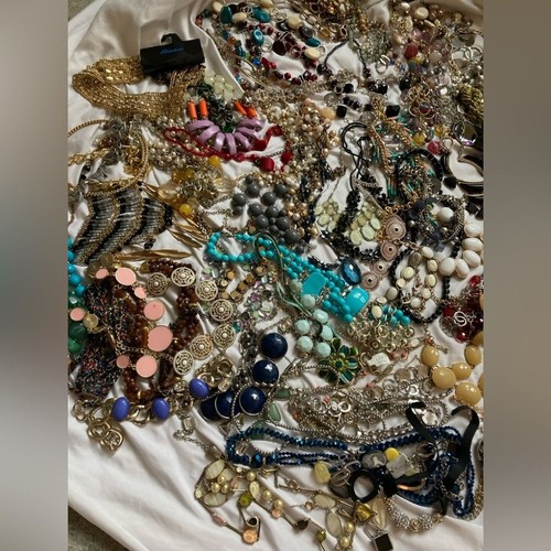 Large 125 Necklaces 18+ Pounds Vintage to Modern Jewelry Lot - Picture 10 of 13