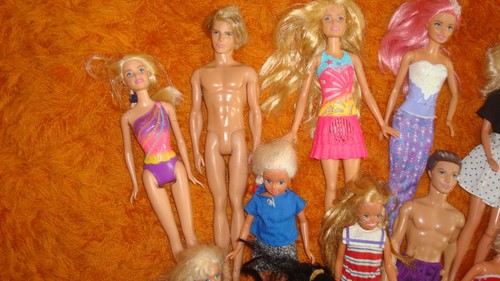 17 Barbie Puppen und ähnliche + Kleidung + Zubehör 60er bis 90er Jahre - Bild 2 von 10