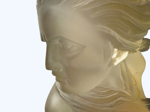 ESPLÉNDIDA ESCULTURA ART DECO ACRÍLICA VINTAGE CON UNA MUJER CON CABELLO SUELTO - Imagen 6 de 7