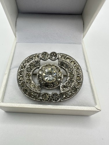 Spilla vintage vecchia tono argento spilla strass trasparenti pietre non firmata chiusura a C - Foto 13 di 17