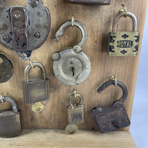 Lote De 20 Candados Antiguos De Colección Corbin New Era Royal Brass Yale Metal Hipster - Imagen 4 de 14