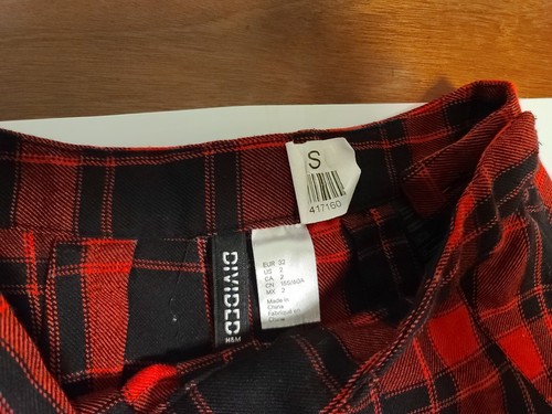 H&M DIVIDED Red & Black Preppy and Pleated Plaid Skirt Size 2  - Bild 2 von 5