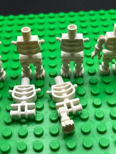 Lego Castillo/Pirata/Halloween Lote de Minifiguras "ESQUELETO BLANCO" Lote 221 - Imagen 2 de 6