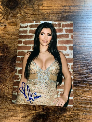 Kim Kardashian hand signes 4x7 photo with COA