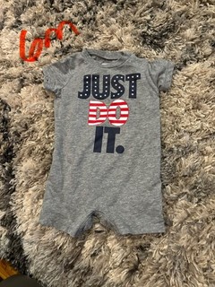 Pagliaccetto ragazzo Nike taglia 6 mesi manica corta multicolore