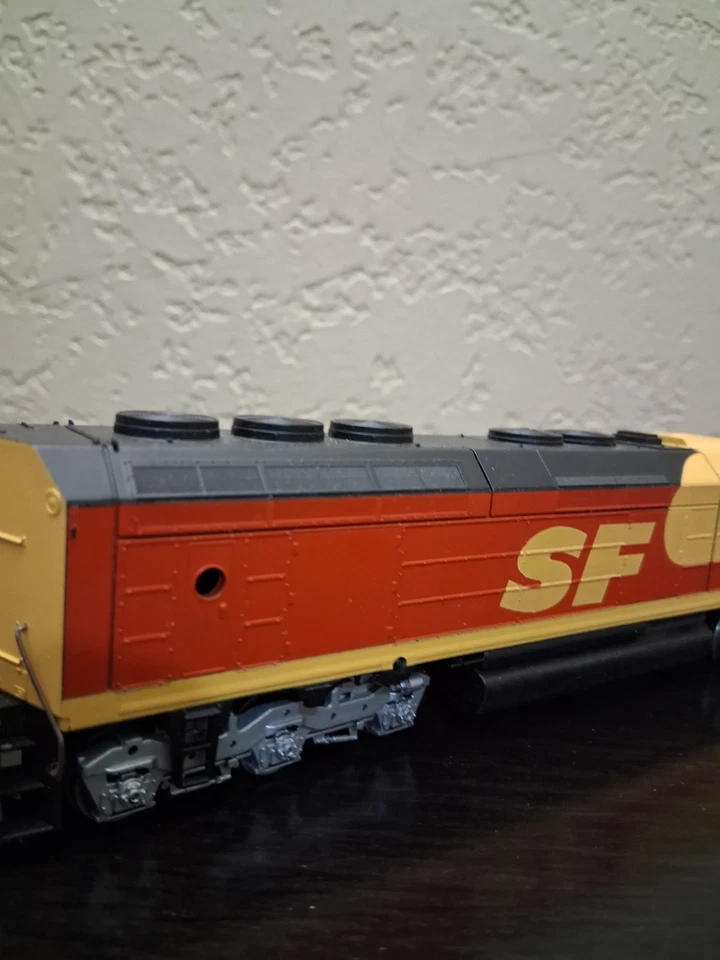 Athearn HO Santa Fe RR Six Axle F45 Powered Locomotive "Kodachrome" Rd. #5975 - Image 2 of 4