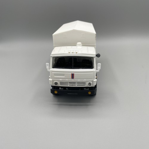 Camión de colección Kamaz 43105 Ministerio de Situaciones de Emergencia con toldo 1:43  - Imagen 3 de 18