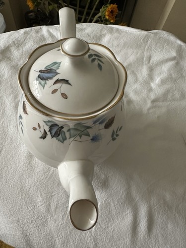 Vintage Colclough Teapot – Bone China F672, Leaf Design, Gold Trim, 15cm Tall - Picture 5 of 7