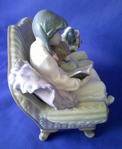 Lladro 'Big Sister' Girl Reading Designer: Francisco Polope Figure Model 5735 - Picture 8 of 9