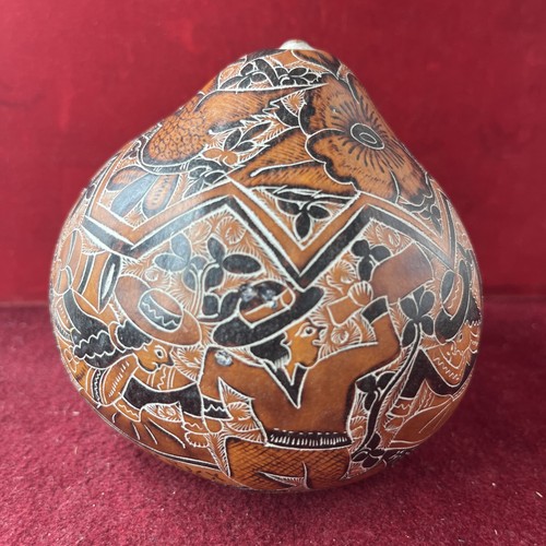 Escena de cuento de calabaza tallada a mano intrincada peruana de colección arte popular peruano - Imagen 2 de 6