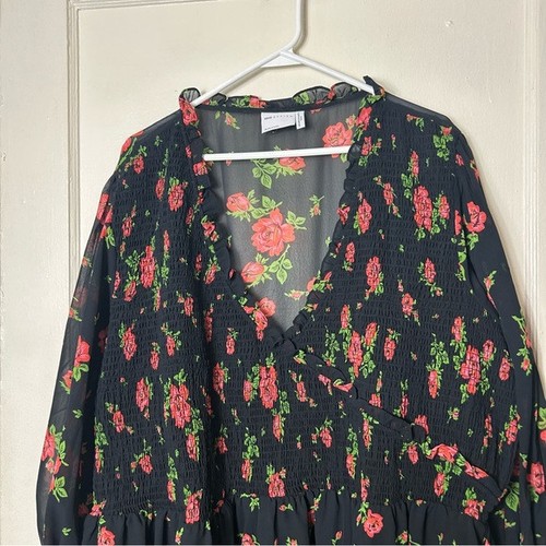 Vestido midi con puños fruncidos diseño ASOS negro rojo floral plus 24 - Imagen 4 de 11
