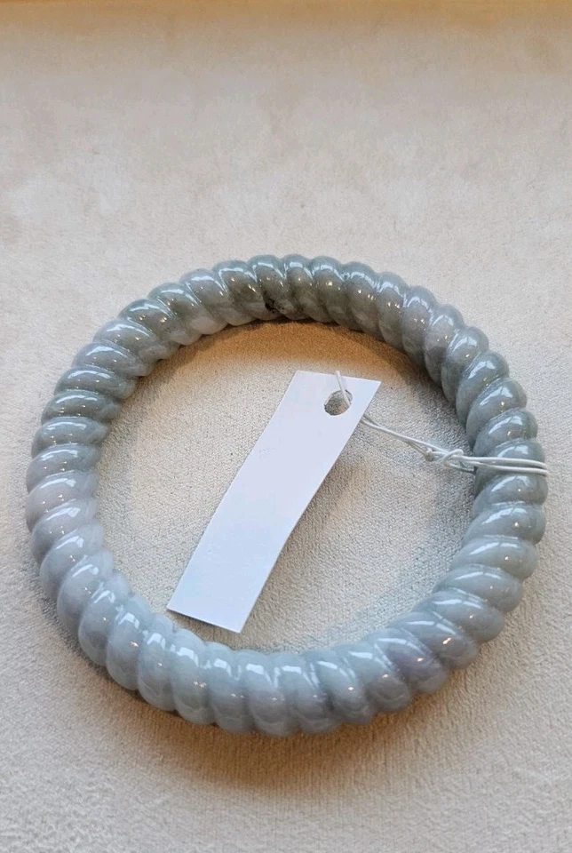 Brazalete de jadeíta natural certificado Birmania grado A gris lavanda torcido 56 mm Foto 4 de 4