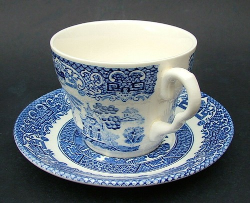 TWO English Ironstone EIT Not Churchill Blue Willow Tea Cups & Saucers - in VGC - Picture 2 of 22