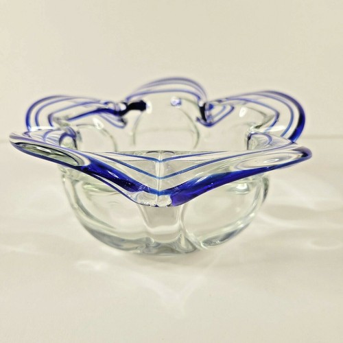 Tazón de vidrio artístico azul cobalto y transparente cinta con forma de flor de 5,5" estilo Murano - Imagen 2 de 9