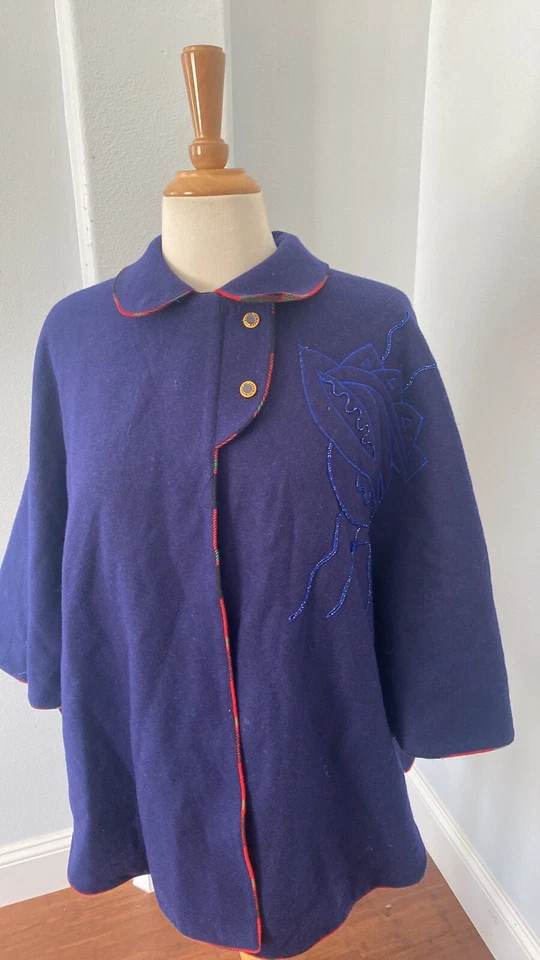 Poncho Capa Bordado 14 Azul Marino Forro a Cuadros Cuello Columpio Abrigo Envolvente Foto 4 de 4