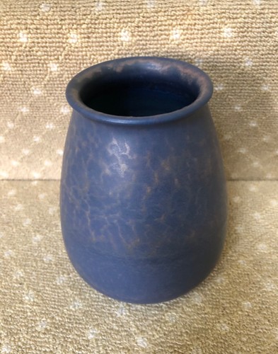 LARGE MARBLEHEAD POTTERY ARTS AND CRAFTS VASE MATTE BLUE “LEOPARD” GLAZE - Picture 3 of 9