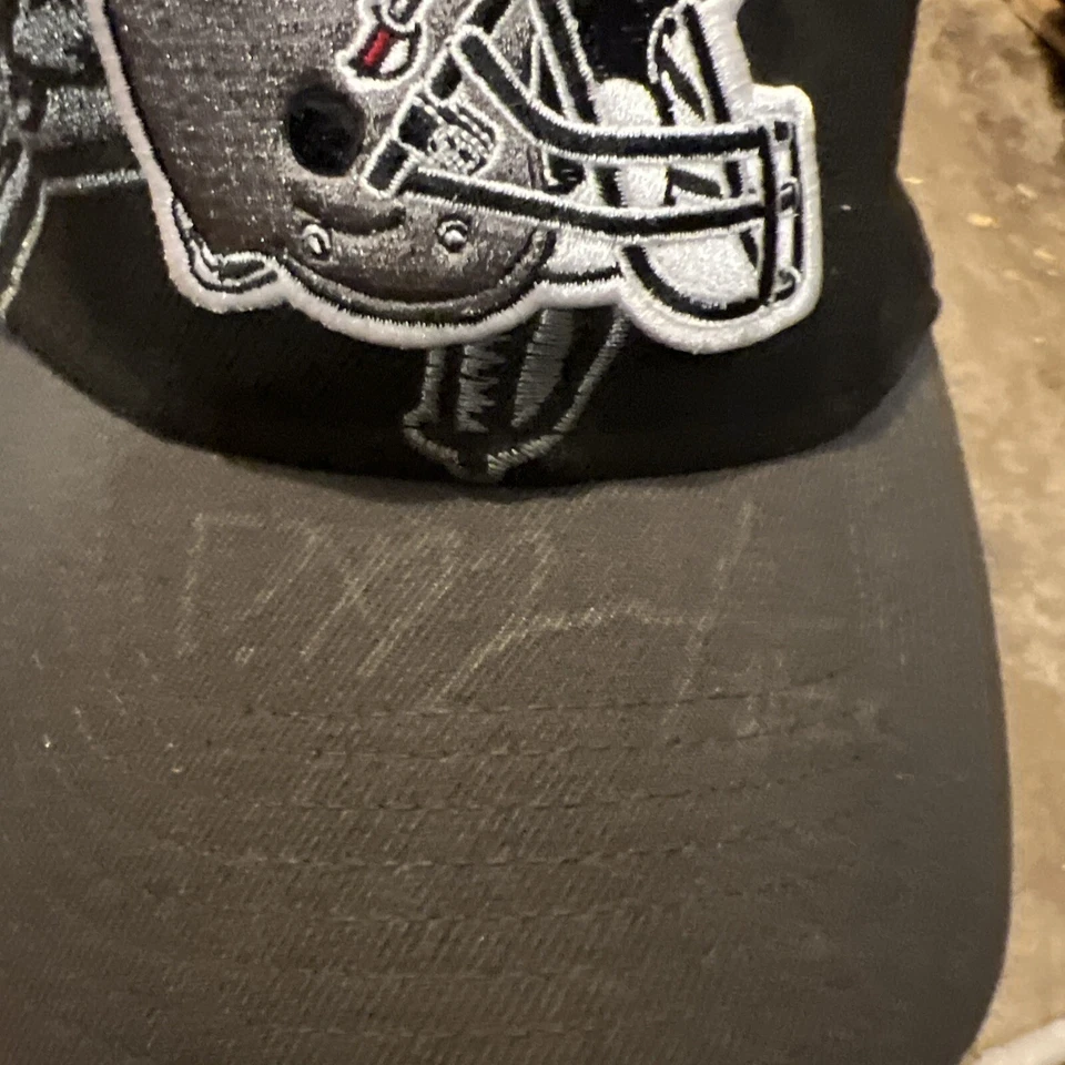 Sombrero Autografiado Tampa Bay Buccaneers Doug Martin New Era Pequeño-Mediano Elástico  Foto 3 de 4