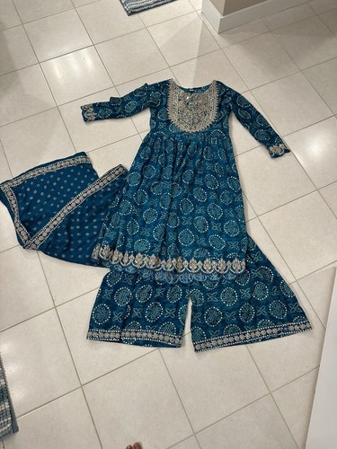Traditional Indian Kurtha Salwar Set With Dupatta And Pants - Picture 2 of 11