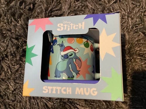 Nueva taza de cerámica navideña Disney Stitch en caja nueva - Feliz y brillante FA LA LA - Imagen 2 de 7