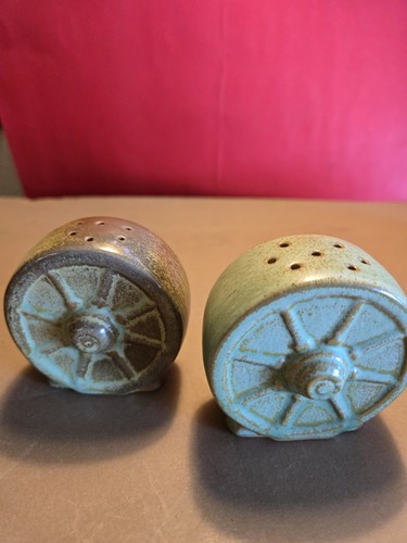 Vintage FRANKOMA Pottery PRAIRIE GREEN WAGON WHEEL Shakers ADA CLAY - Picture 2 of 7