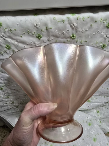 ANTIQUE DEPR ERA PINK VELVA ROSE IRIDESCENT STRETCH MELON RIB SHAPE FAN VASE....