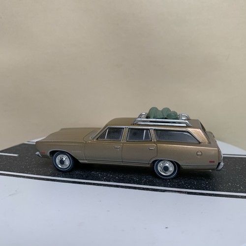 Greenlight Hollywood Brady Bunch 1969 Plymouth Satellite Wagon w/Gear 1:64 NM
