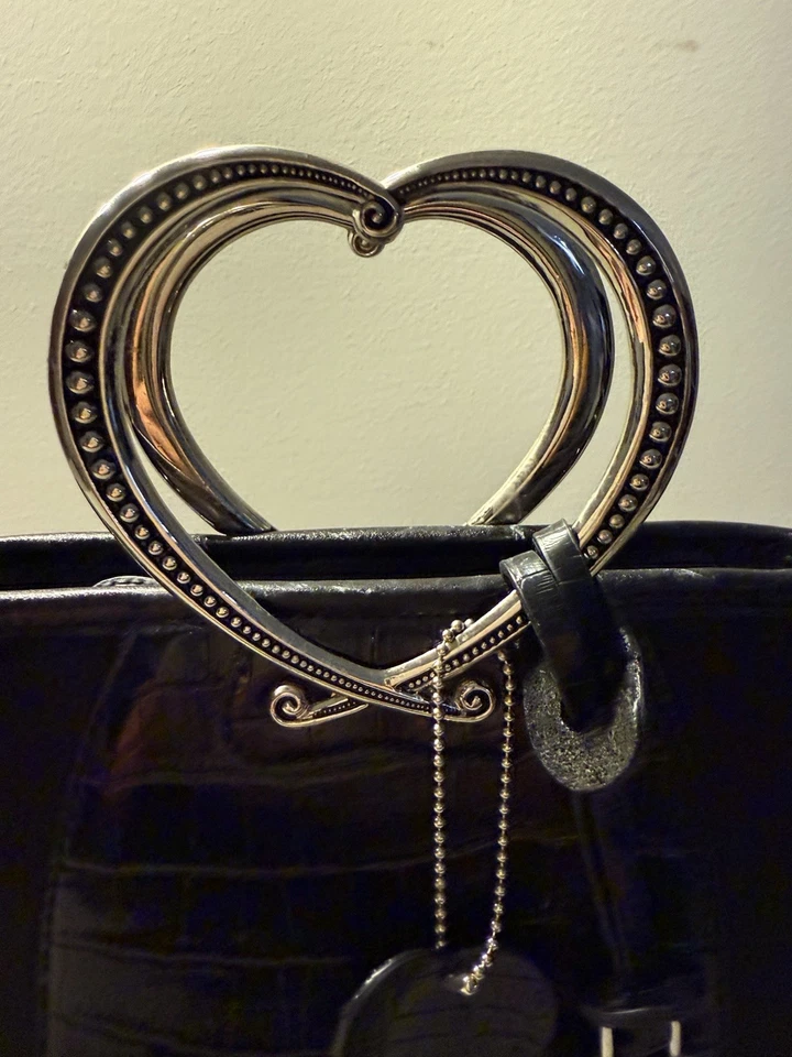 Bolso de mano BRIGHTON Corazón negro cocodrilo cuero en relieve con mango de corazón Foto 3 de 4