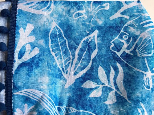 TENDA DOCCIA TESSUTO PESCE PIANTE BLU BIANCO MAORI POMPON FRANGIA LATERALE TIE DYE - Foto 6 di 12