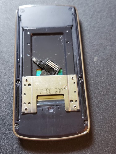 LG Telus - TÉLÉPHONE inconnu s'il fonctionne - POUR PIECES UNIQUEMENT - Veuillez lire la description - Photo 2 sur 2