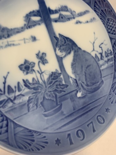 Royal Copenhagen Denmark porcelain plate "Christmas Rose And Cat" 1970 Decor. - Picture 10 of 10