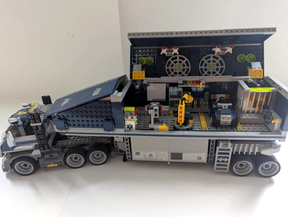LEGO Agents: Mobile Command Center (8635) Complete Set W/ Box and Instructions - Image 2 of 4