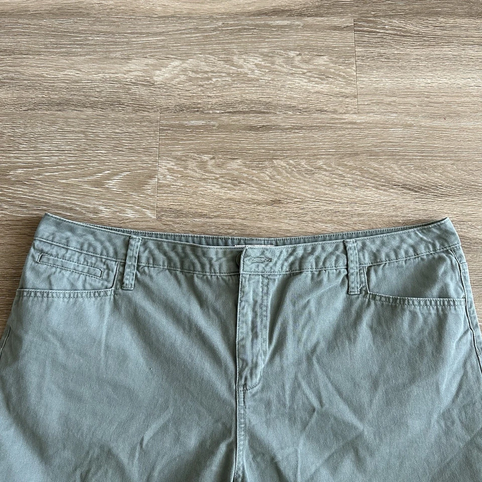 Pantalones cortos chinos Faded Glory verdes para mujer 20W Foto 2 de 4